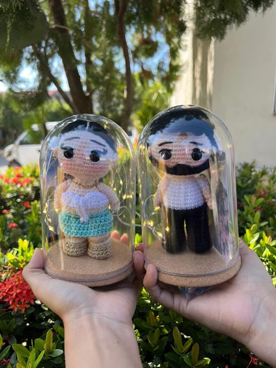 Pareja encapsulada con luces 