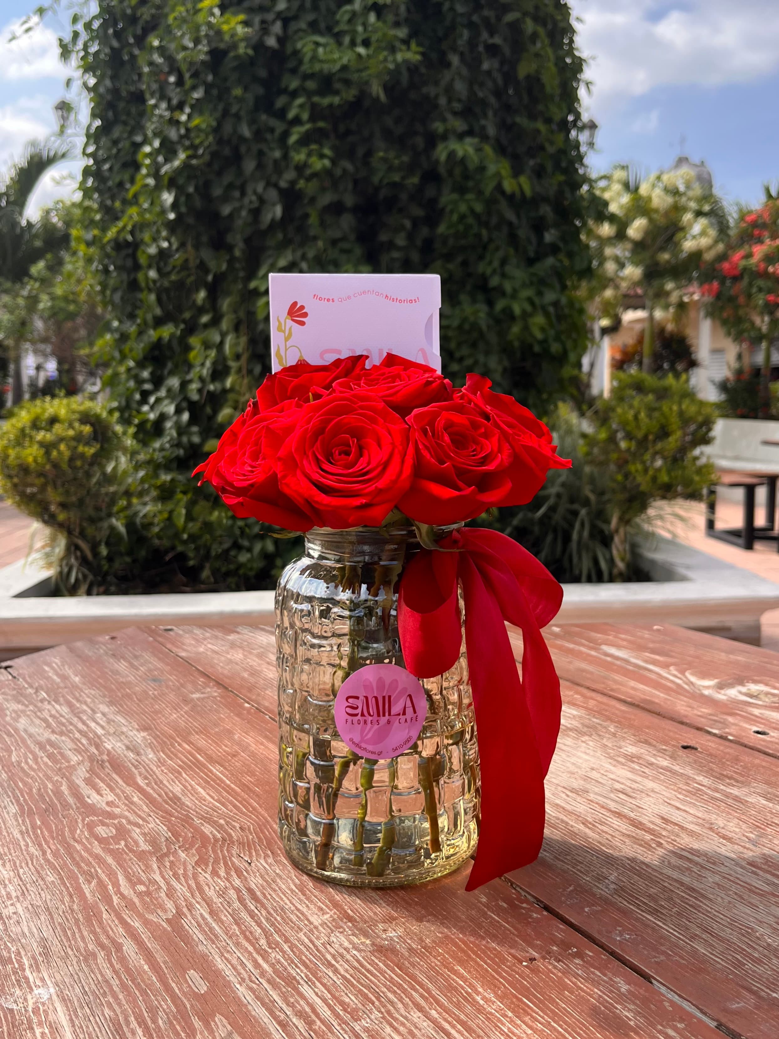 Rosas en jarro de vidrio