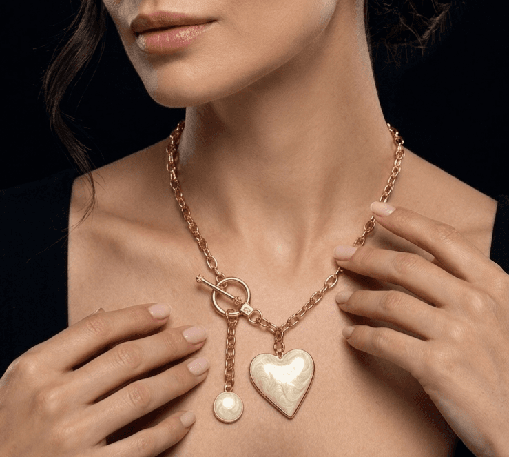 Collar de corazón blanco.