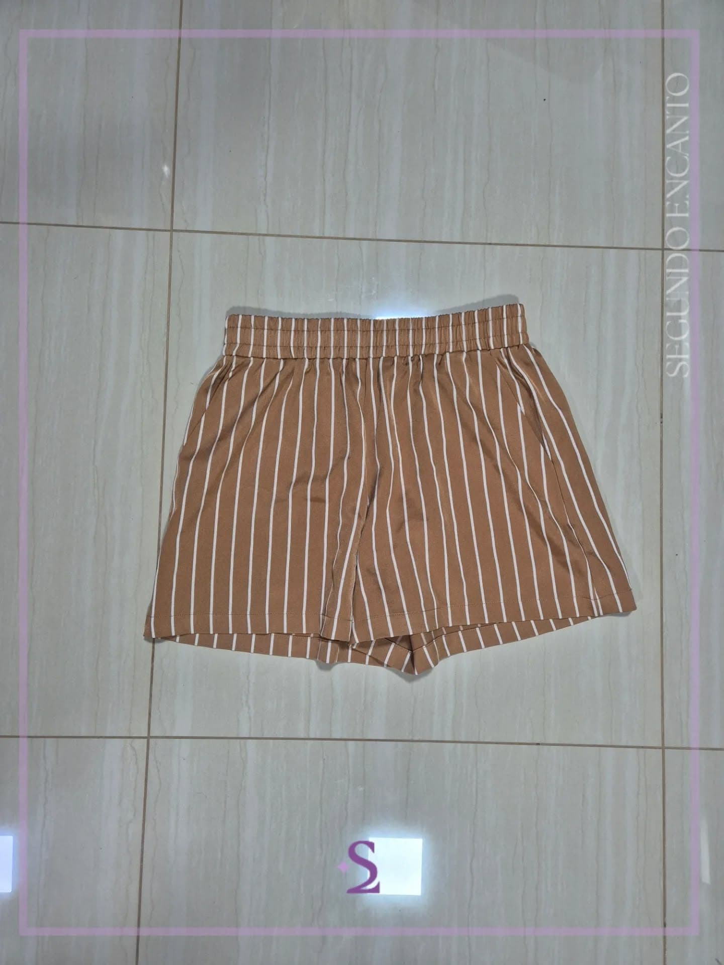Short marron a rayas blancas L
