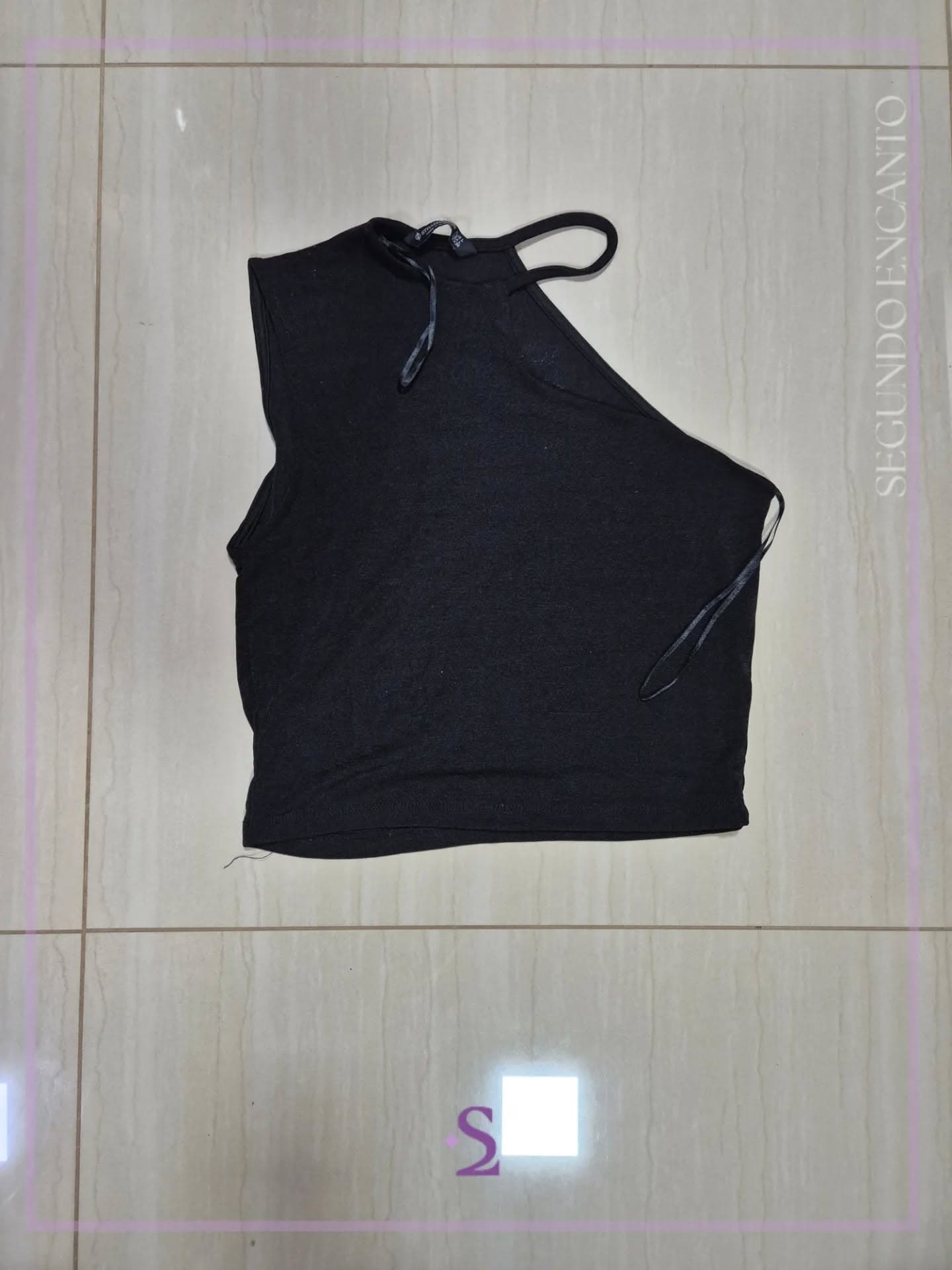 Crop top cuello asimetrico M