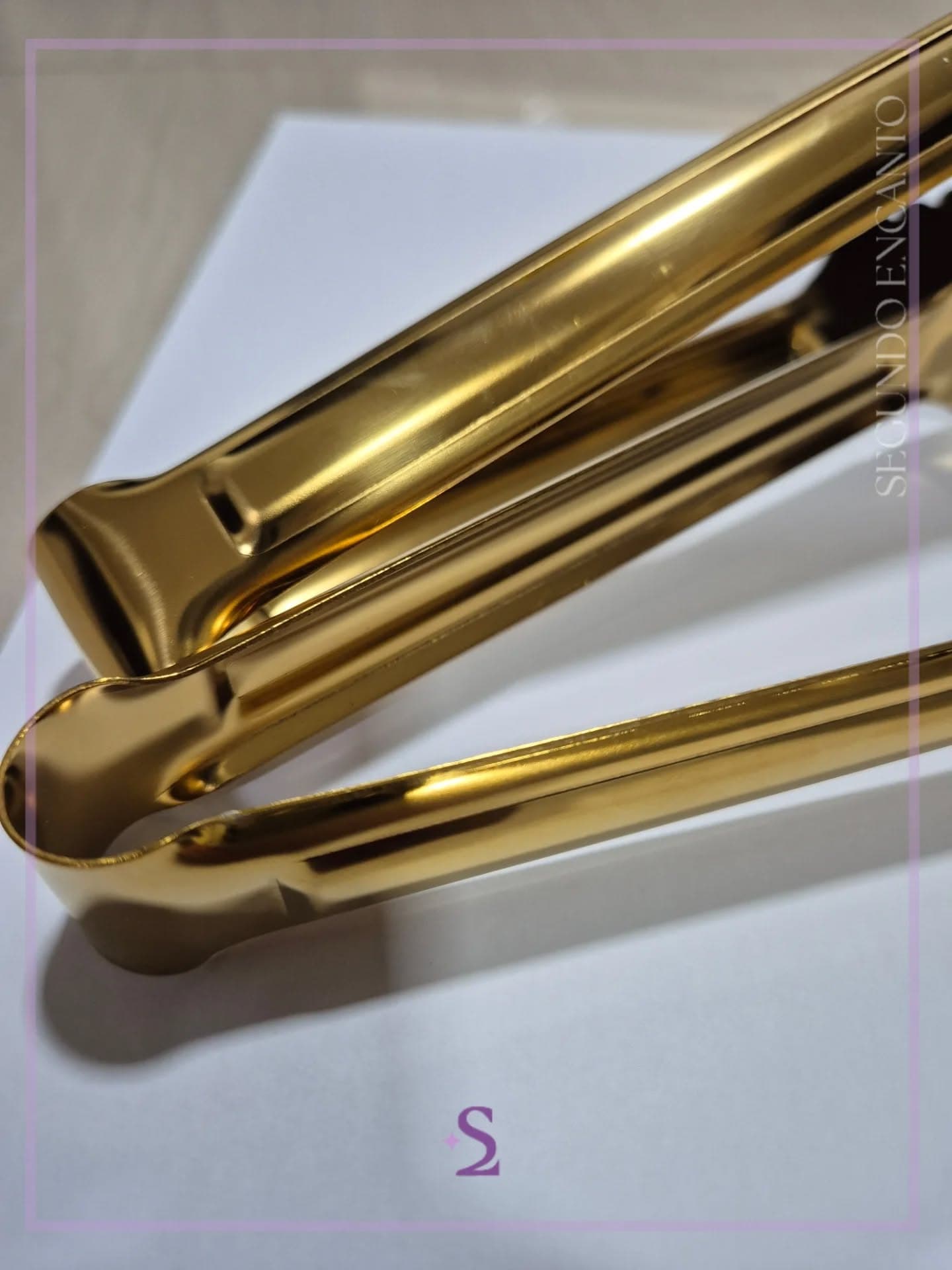 Pinzas doradas de acero para cocina