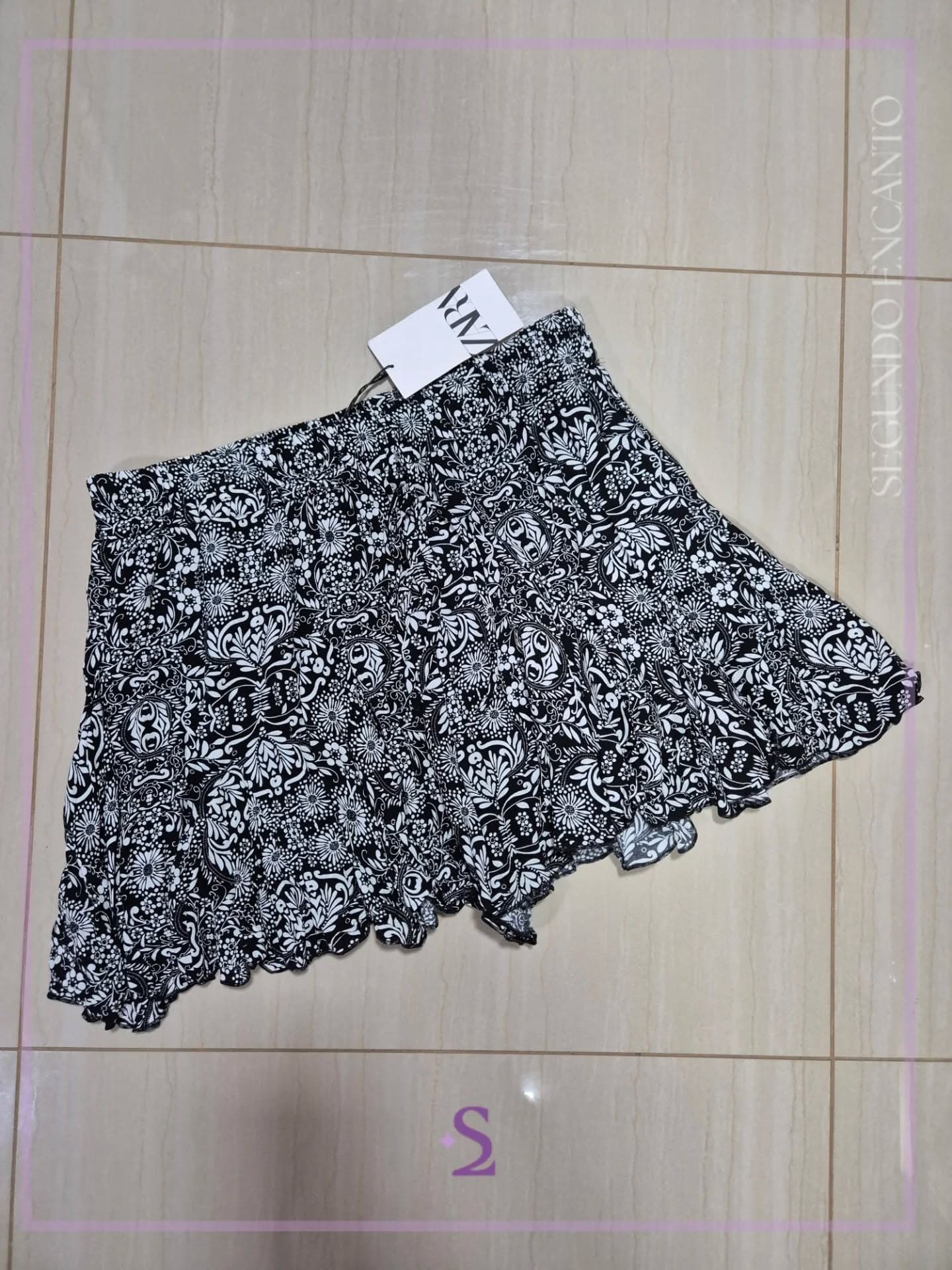 Short simula falda floreado blanco y negro L