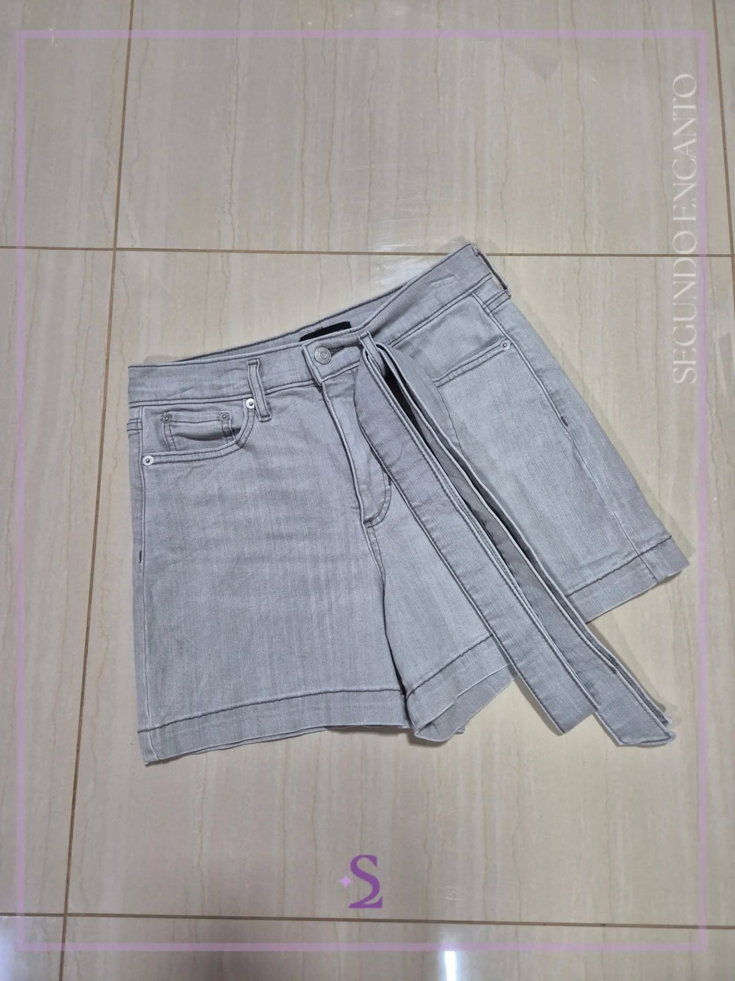 Short gris mezclilla con cinturon talla 27/4 M