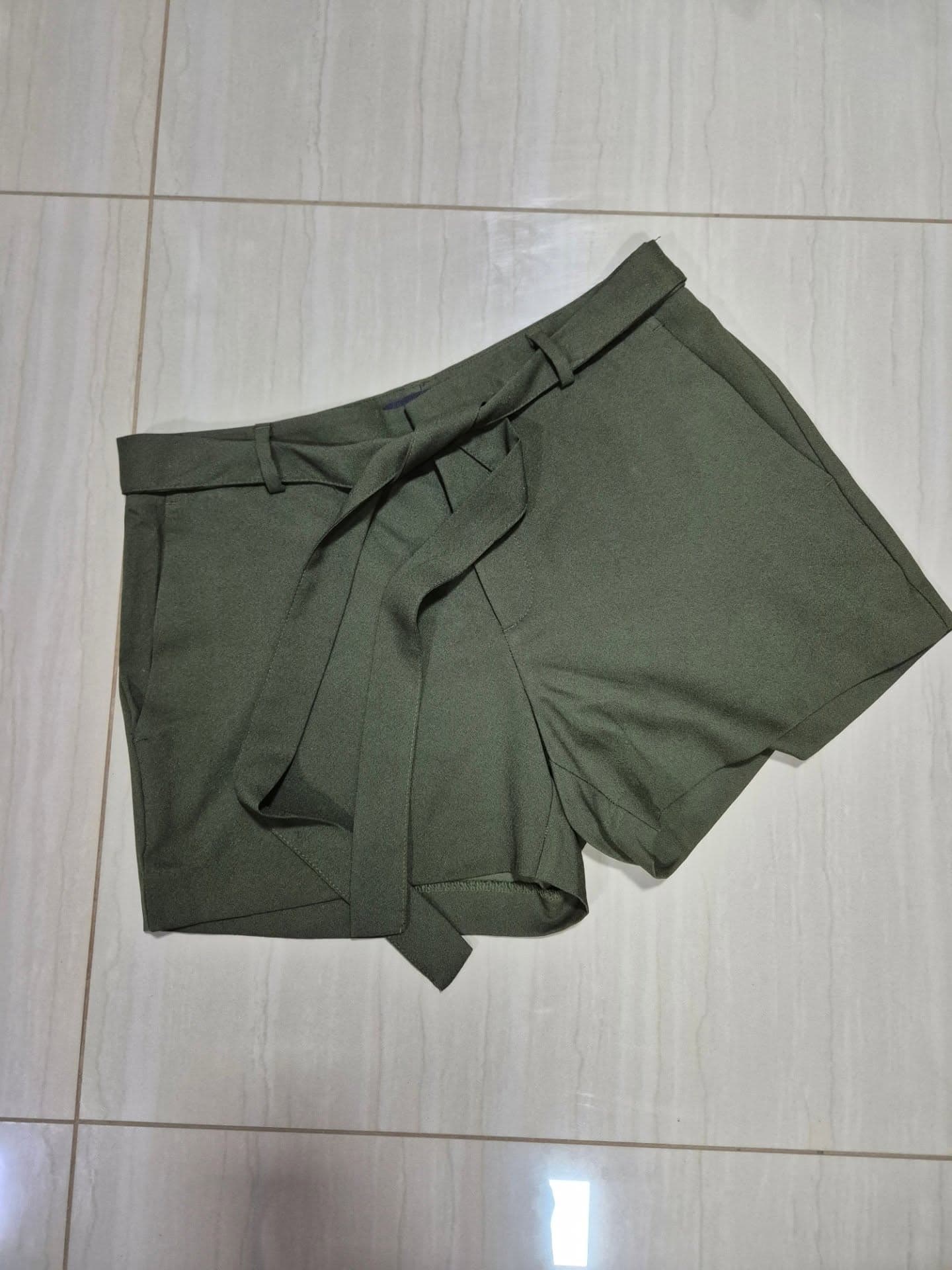 Short color verde con cinturon talla 4 M