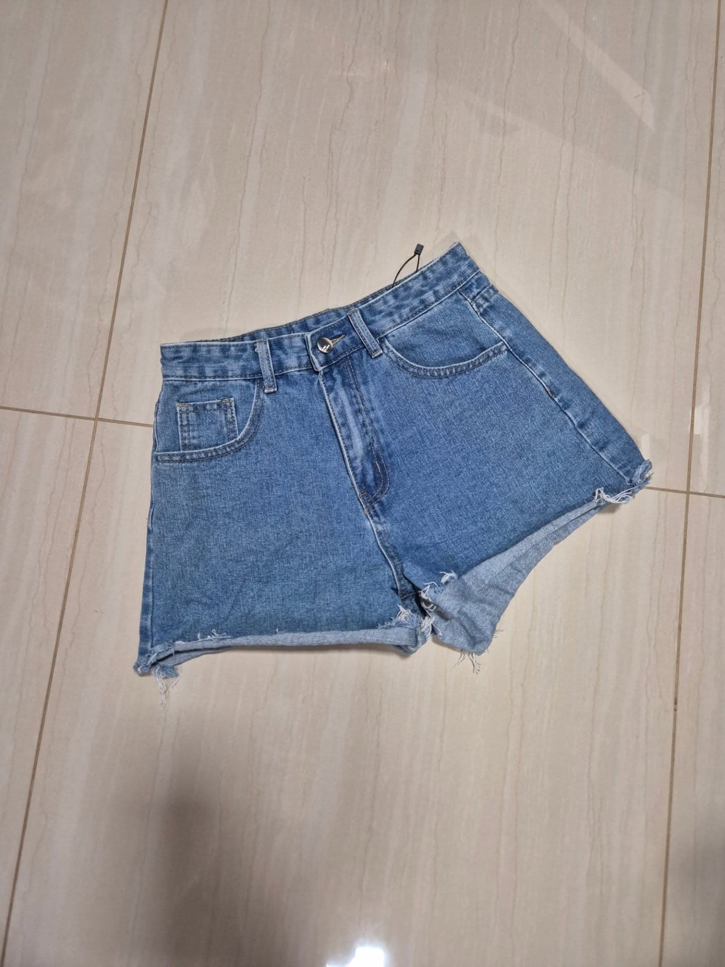 Short denim con estrellas en bolsillos S