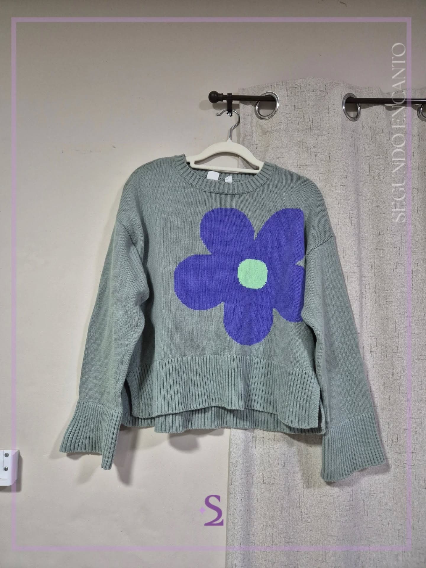 Sueter verde con flor morada S