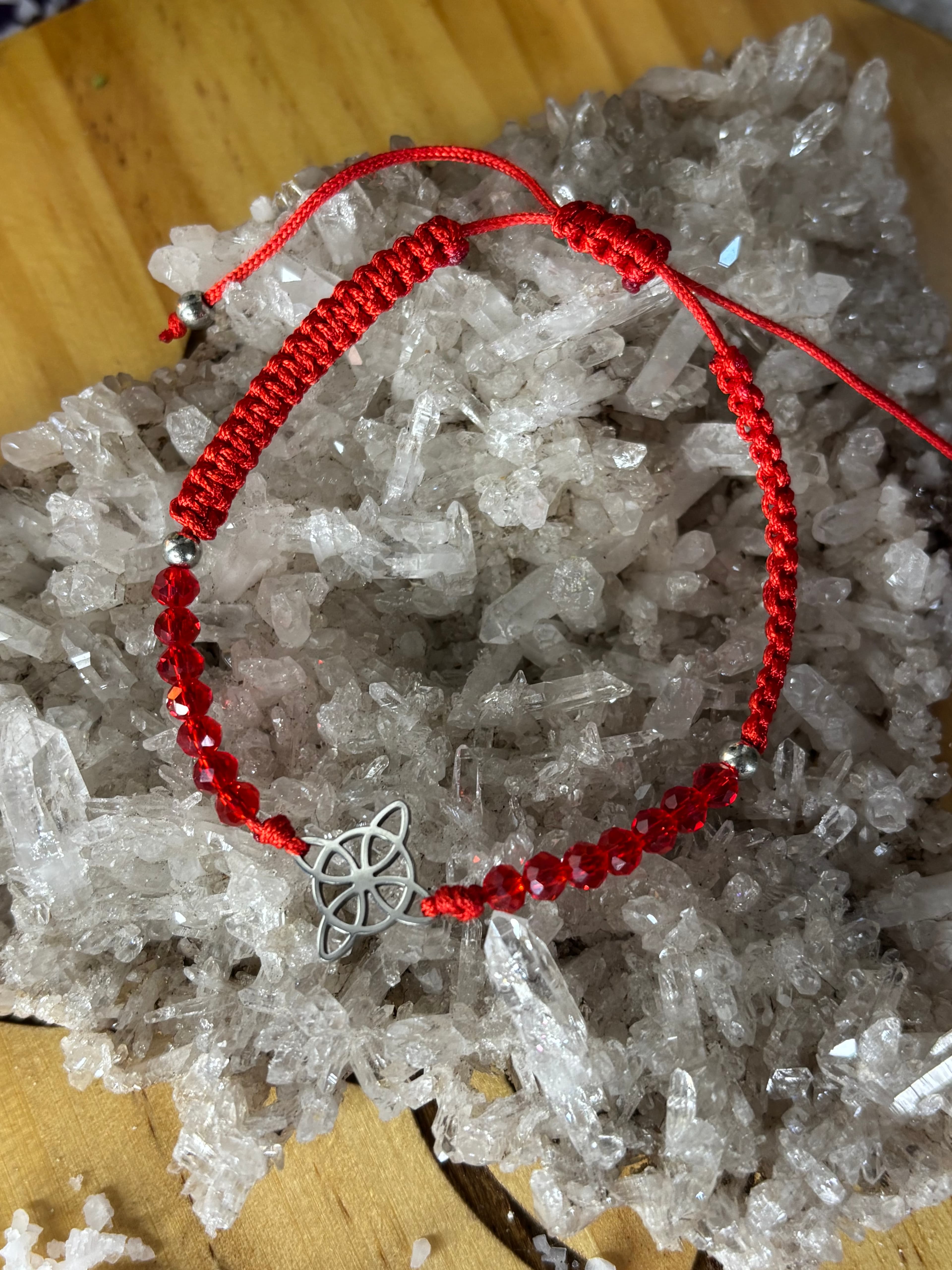 Pulsera Hilo rojo y nudo de bruja