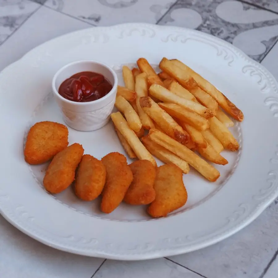 Nuggets de pollo con papas - Image 1