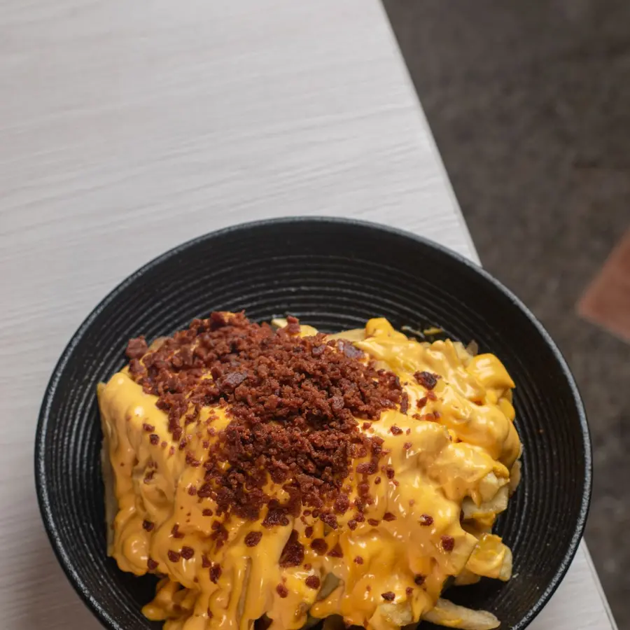 Papas con cheddar y tocino