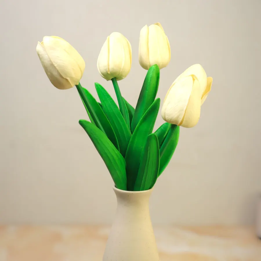 Tulipanes blancos en florero